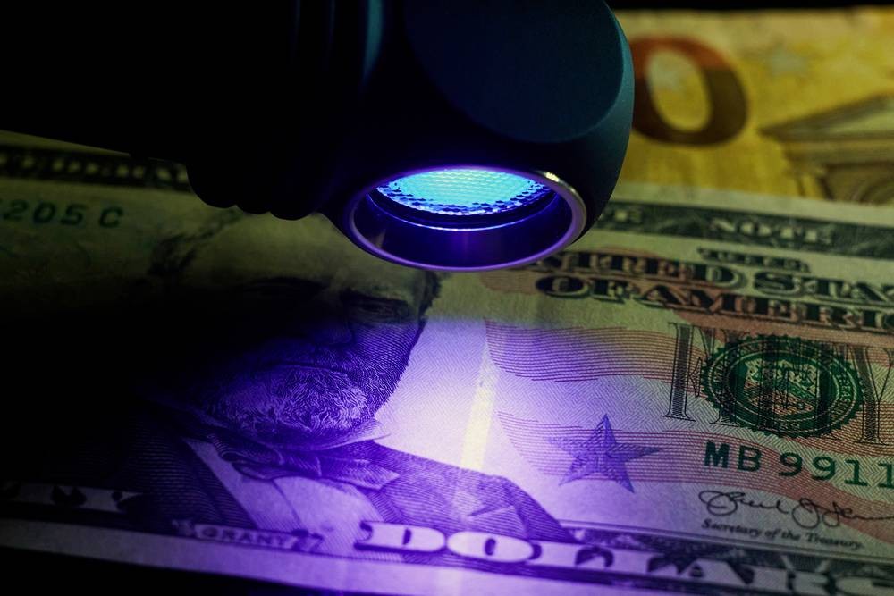 ArmyTek Wizard C2 WUV White & Ultraviolet LED Stirnlampe mit