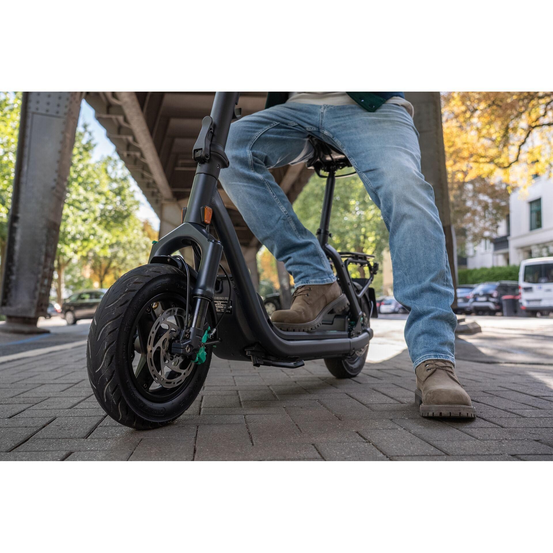 Elegantes E Scooter Mit Strassenzulassung 45 Km H Ebenbildnull