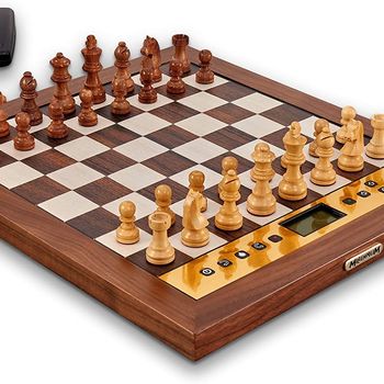 Immagine del prodotto “MILLENNIUM The King Performance – Computer per scacchi, con telaio in vero legno, statuette in legno e 81 LED per la visualizzazione della  ”